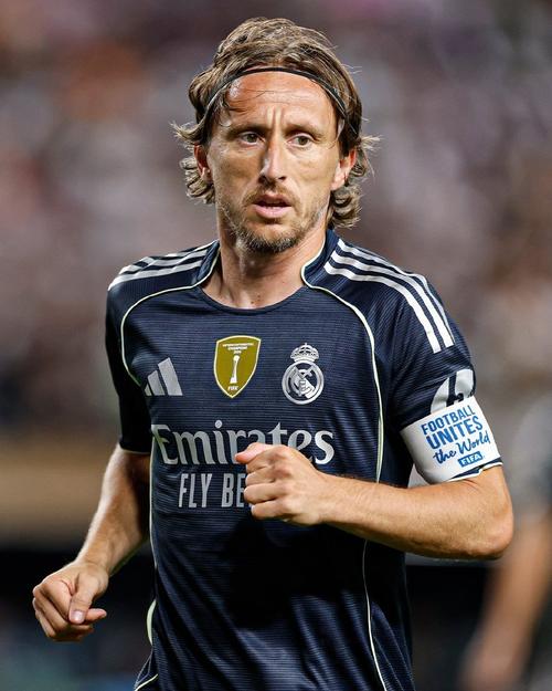 维尼修斯晒观看解放者杯决赛照片，随后庆祝母队弗拉门戈夺冠