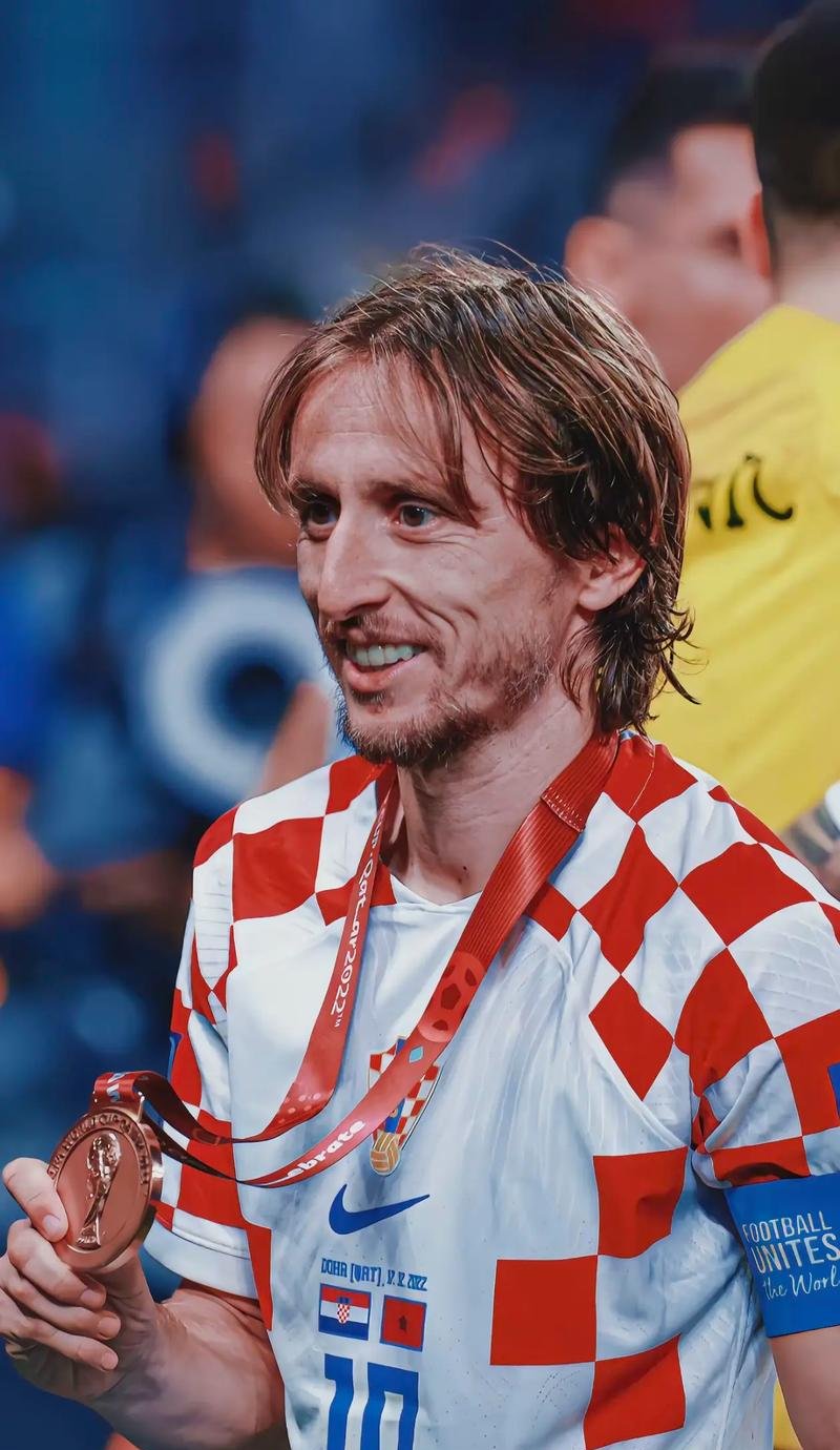 芒特制胜曼联2-1逆转！齐尔克泽破荒但冬窗必须买中场，阿莫林需要沃顿