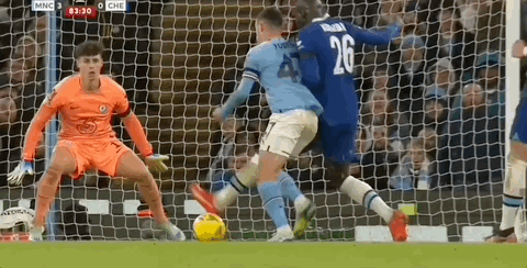 内马尔在桑托斯关键比赛中上演帽子戏法，助球队保级成功，展现坚韧与决心。